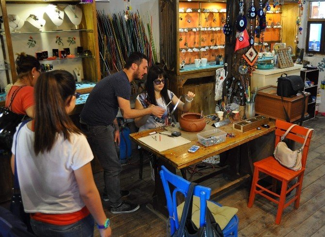 Meraklı Turistler Tezgah Başında