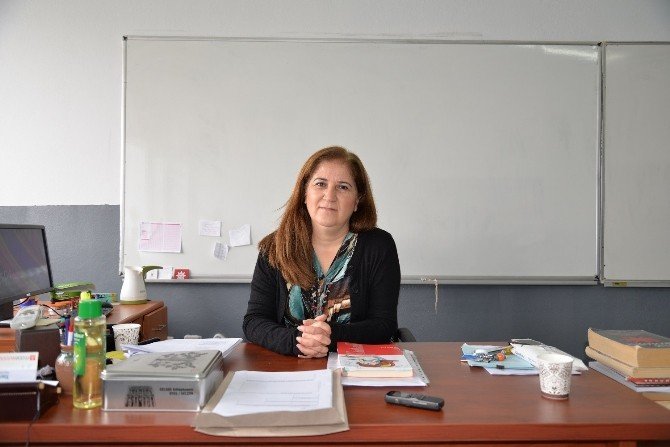 Doç. Dr. Akça: “Telefonunu Elinden Almak Çocukla İletişimi Kopartır”