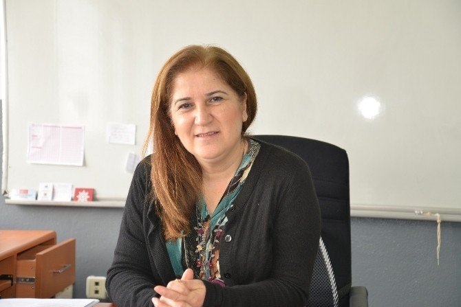 Doç. Dr. Akça: “Telefonunu Elinden Almak Çocukla İletişimi Kopartır”