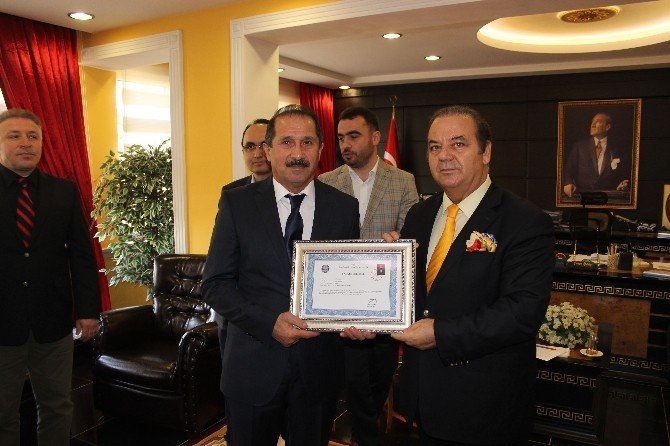 Kaymakam Yıldız’dan Teog’da Başarılı Olan Okullara Plaket