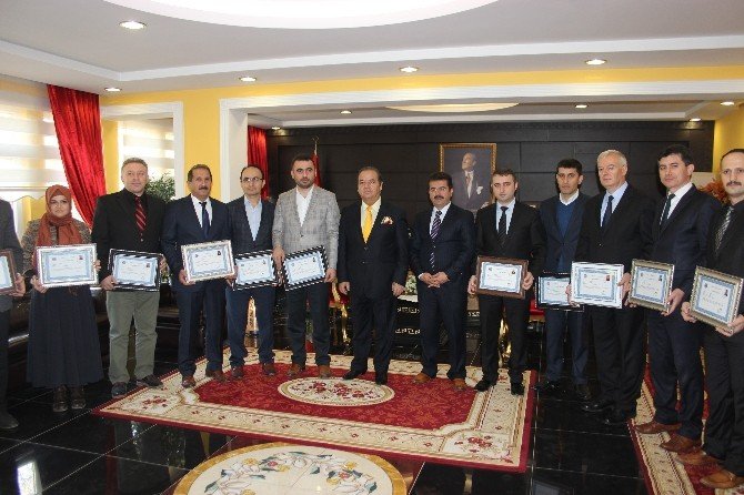 Kaymakam Yıldız’dan Teog’da Başarılı Olan Okullara Plaket