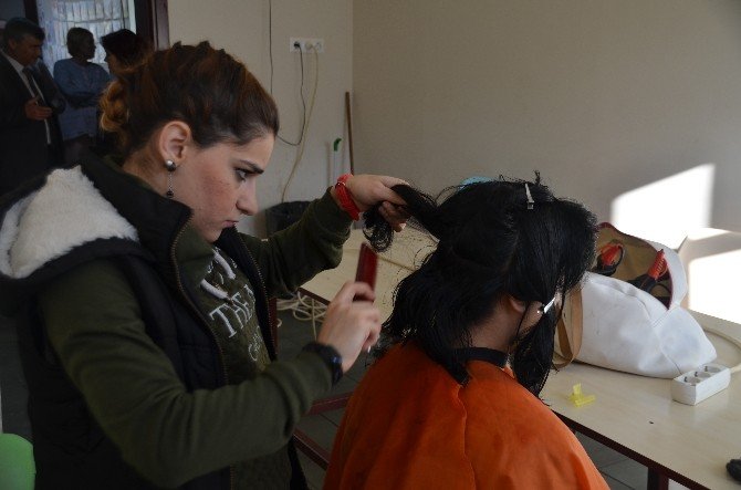 Öğrencilerden Psikiyatri Hastalarına Ücretsiz Saç Bakımı