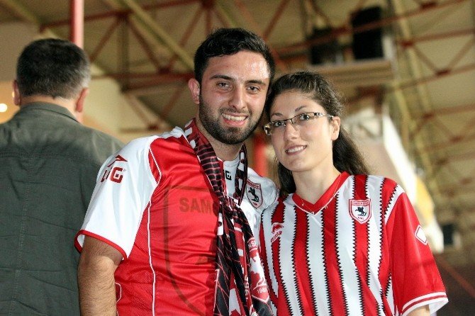 Maçta Pankartla Evlilik Teklifi