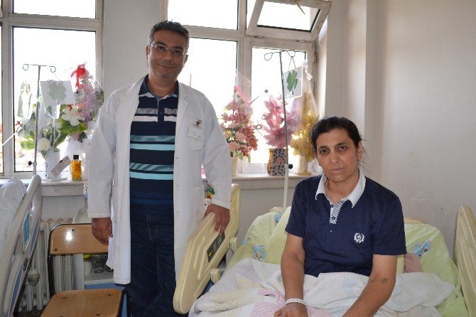 Kalın Bağırsak Kanseri Hasta, Kesiksiz Ameliyatla Sağlığına Kavuştu