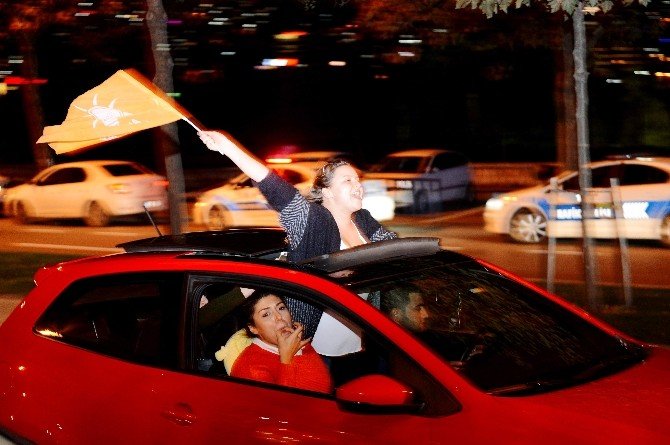 Ak Parti Coşkusu Caddelere Taştı