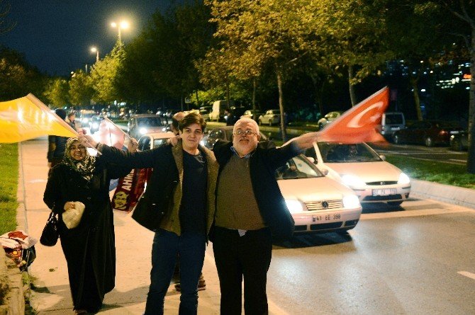 Ak Parti Coşkusu Caddelere Taştı
