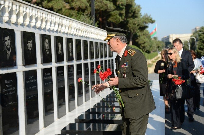 Genelkurmay Başkanı Hulusi Akar Bakü’de Şehitliği Ziyaret Etti