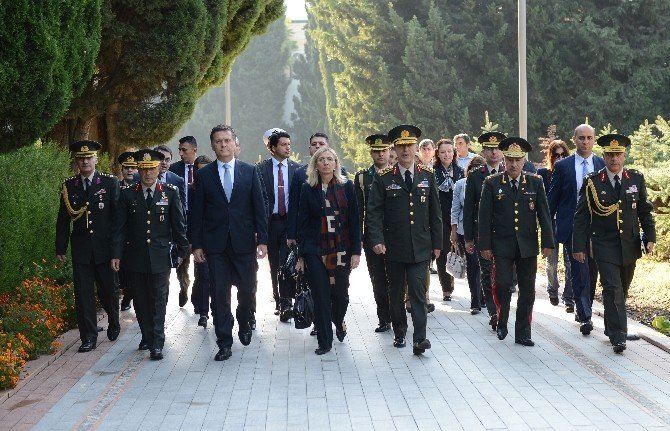 Genelkurmay Başkanı Hulusi Akar Bakü’de Şehitliği Ziyaret Etti