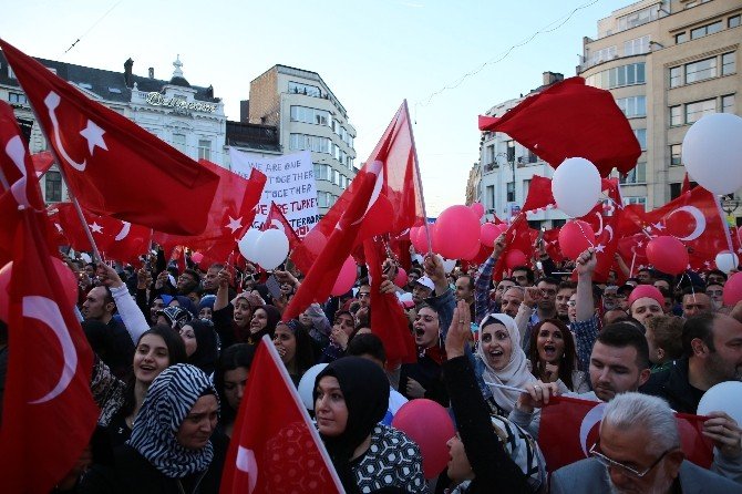 Erdoğan’a Brüksel’de Türk Vatandaşlarından Karşılama