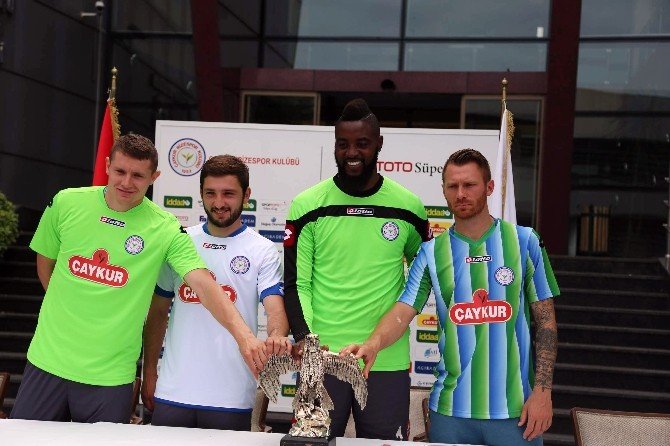 Çaykur Rizespor 4 Futbolcuya İmza Attırdı