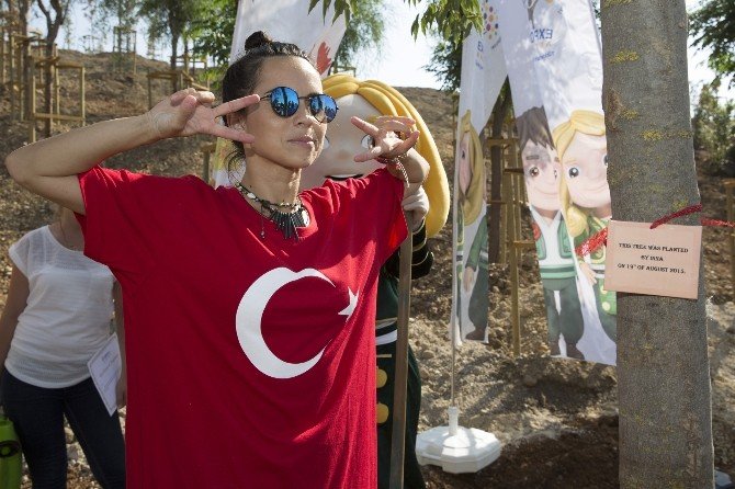 Romanyalı Ünlü Popçu, Expo 2016 Alanına Türk Bayraklı Tişörtüyle Ağaç Dikti