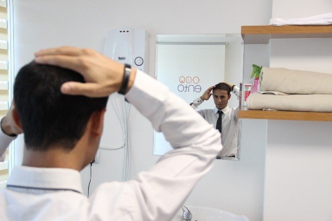 Saç Ektirdi Aynalarla Barıştı