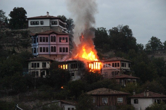 Safranbolu’da 150 Yıllık Tarihi Ev Alevlere Teslim Oldu