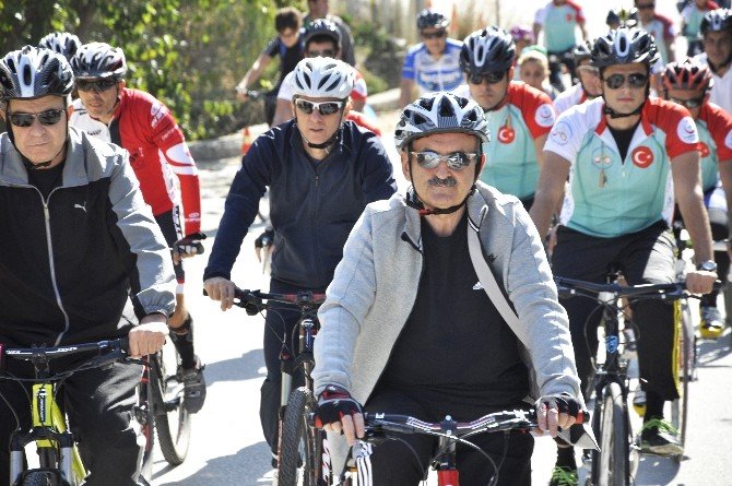 Bakan Müezzinoğlu, Sağlıklı Yaşam İçin Eymir Gölünde Pedal Çevirdi