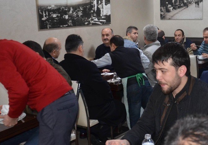 Müezzinoğlu Sabah Namazından Sonra Vatandaşlarla Çorba İçti