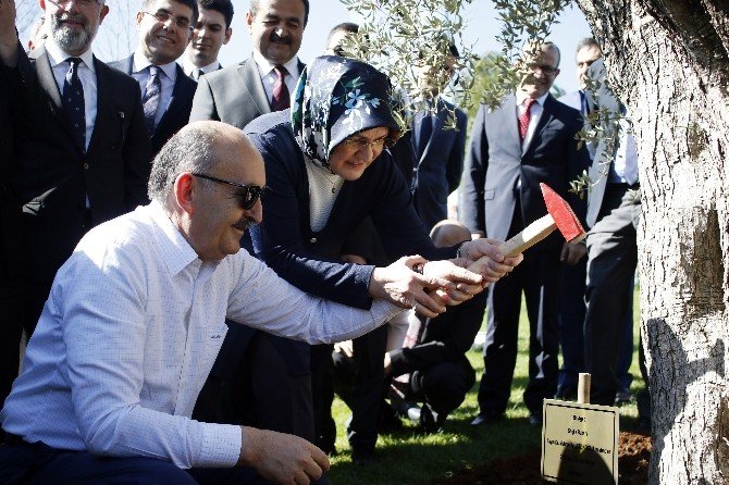 Bakan Müezzinoğlu’ndan Eşine 415 Yıllık Evlilik Yıl Dönümü Hediyesi
