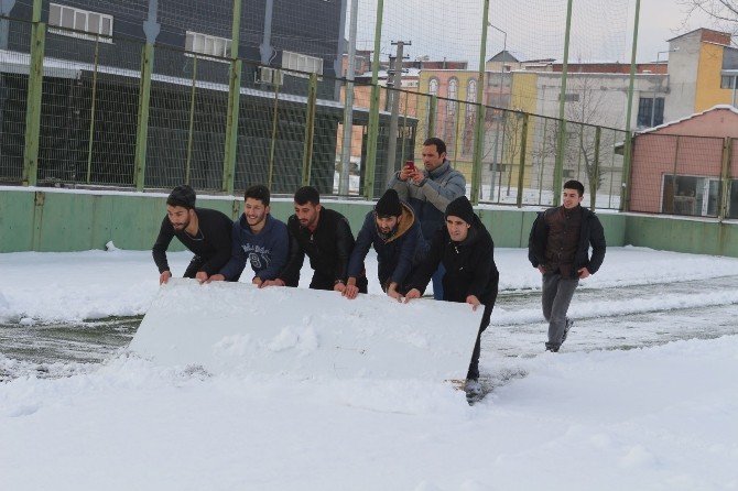 Zemindeki Karı Futbolcular Temizledi