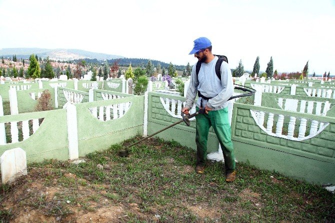 Sakarya’daki Mezarlıklar Bayrama Hazırlanıyor