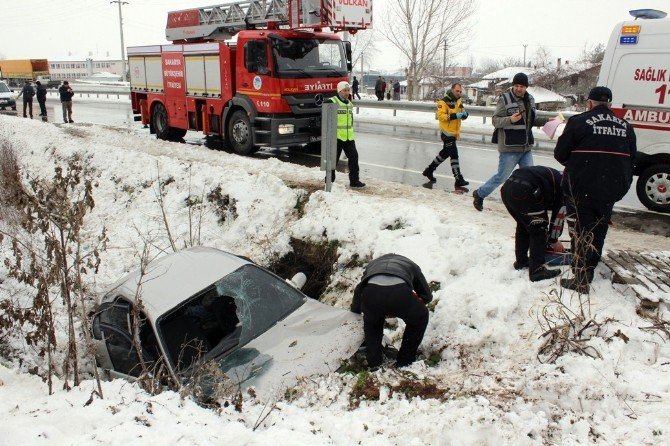 Yoldan Çıkarak Su Kanalına Uçtu: 4’ü Çocuk 6 Yaralı