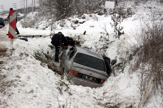 Yoldan Çıkarak Su Kanalına Uçtu: 4’ü Çocuk 6 Yaralı