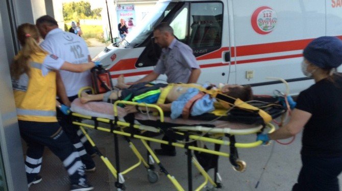 Motosiklet Kamyonete Çarptı: 2 Yaralı