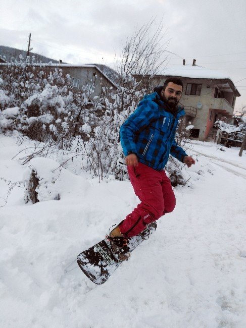 Sakarya’da Sokakta Snowboard Yaptı