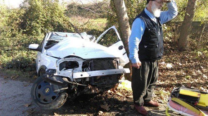 Yoldan Çıkan Otomobil Ağaca Çarptı: İki Yaralı