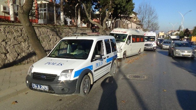 Öğrenci Servisi Yol Kenarında Bulunan Ağaca Çarptı