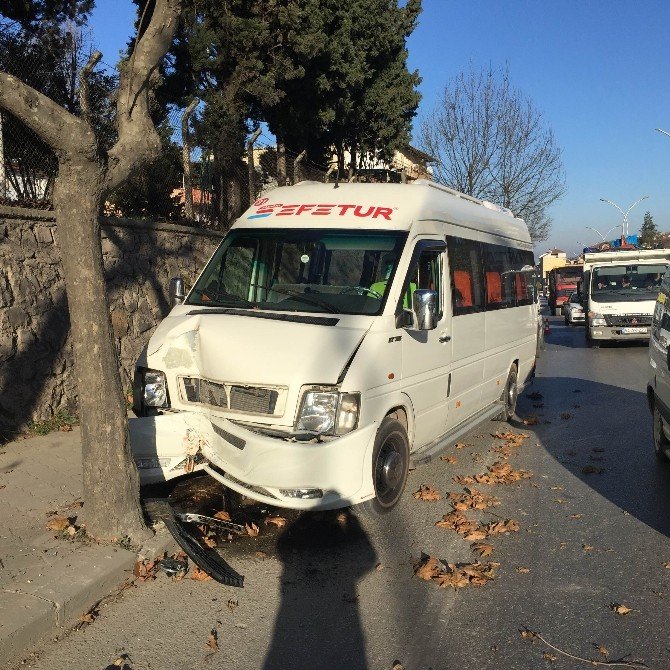 Öğrenci Servisi Yol Kenarında Bulunan Ağaca Çarptı