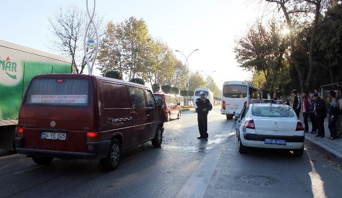 Önünde Seyreden Servis Minibüsüne Çarptı: 1 Yaralı