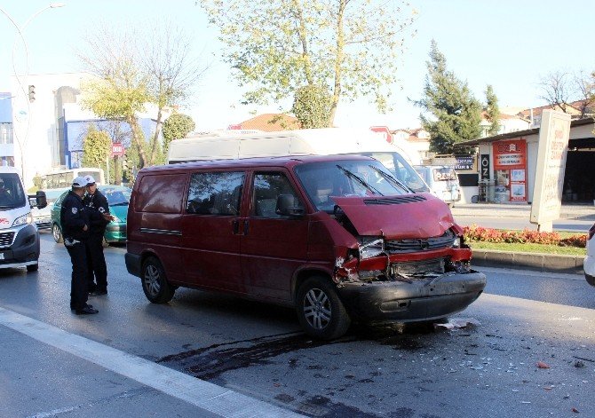 Önünde Seyreden Servis Minibüsüne Çarptı: 1 Yaralı