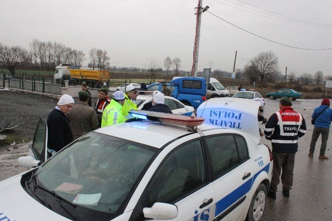 Traktör İle 2 Otomobilin Karıştığı Kazada 4 Kişi Yaralandı