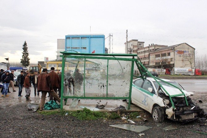 Traktör İle 2 Otomobilin Karıştığı Kazada 4 Kişi Yaralandı