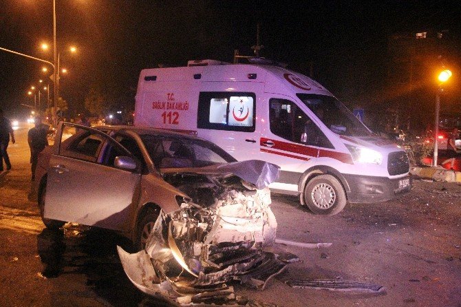 Sakarya’da İki Otomobil Kafa Kafaya Çarpıştı: 3 Yaralı
