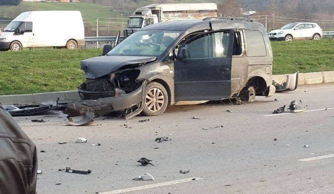 Sakarya’da İki Otomobil Çarpıştı: 5 Yaralı