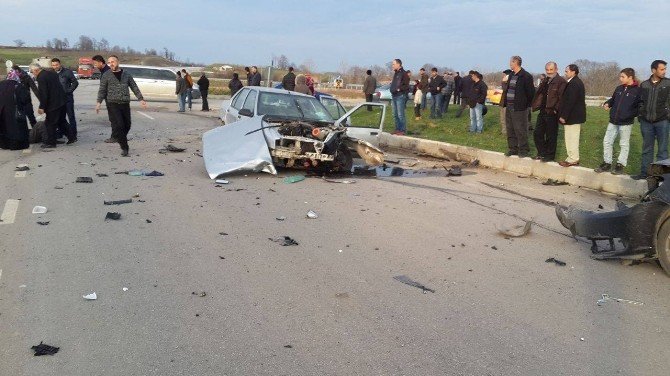 Sakarya’da İki Otomobil Çarpıştı: 5 Yaralı