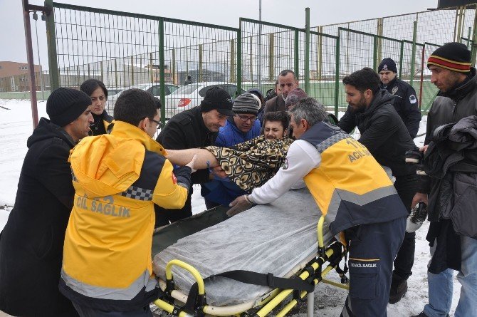 Zemindeki Karı Futbolcular Temizledi