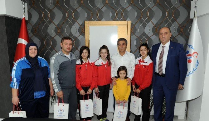 Trabzonlu Minik Bayan Güreşçiler Balkan Şampiyonası’ndan Altınla Döndü