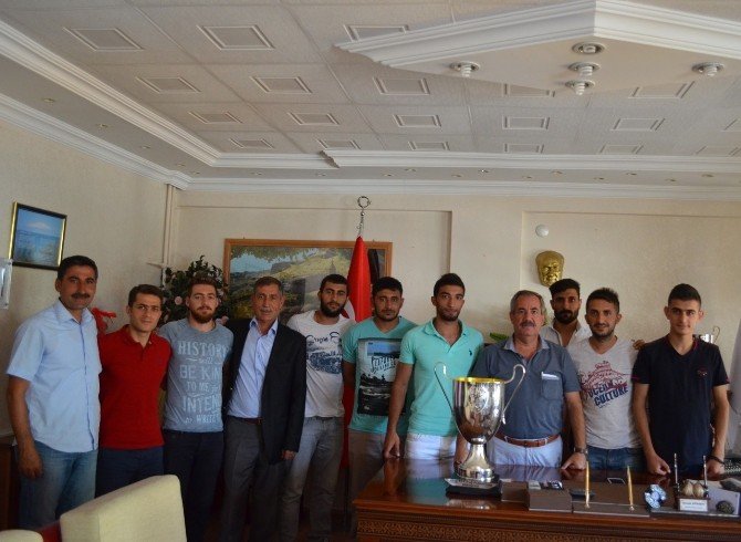 Şampiyonluk Kupasını Başkan Gürsoy’a Hediye Ettiler