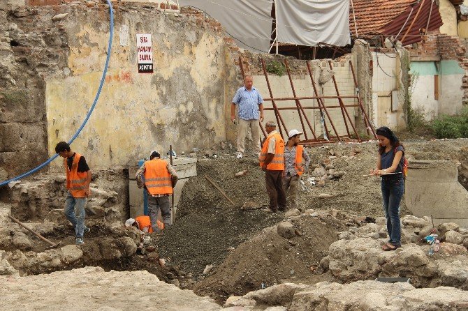 Saathane Meydanı’nda Tarih Fışkırıyor
