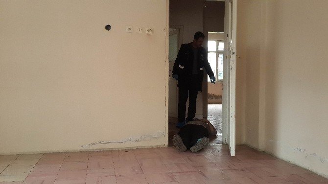 Boynuna Kabloyu Dolayıp Elektrikle İntihar Etti