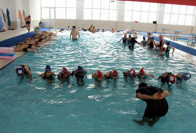 Minik Öğrenciler Geleceğe Kulaç Atıyor