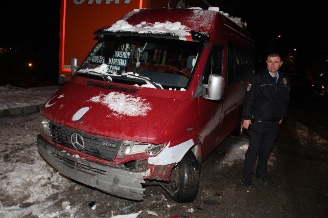 Samsun’da Buzdan Kayan Araçlar Çarpıştı: 2 Yaralı