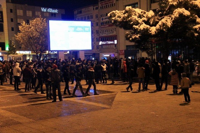 Samsun’da Mülteciler Yılbaşını Meydanda Kutladı