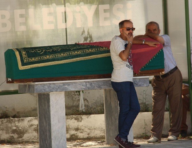 Kazara Öldürdüğü Eşinin Tabutunun Başından Ayrılmadı