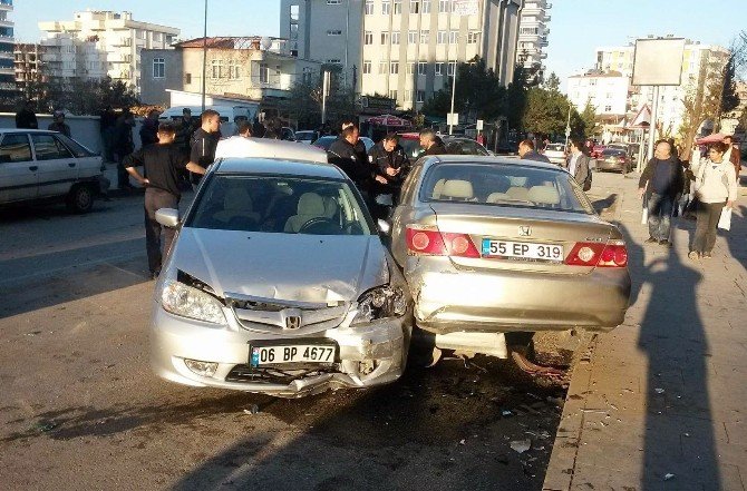 Freni Boşalan Kamyon 10 Aracı Biçti: 3 Yaralı