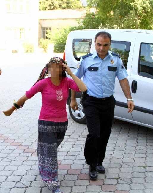 Hırsızlık Zanlısı 2 Kadın Yakalandı