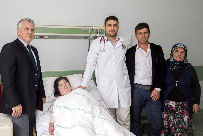 Kalbi Delik Down Sendromlu Hastaya Ameliyatsız Anjiyo Yapıldı