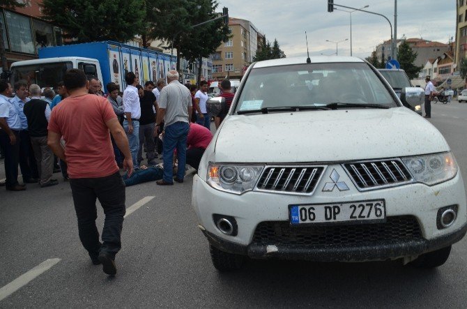 Kamyonet Bisiklete Çarptı: 2 Yaralı