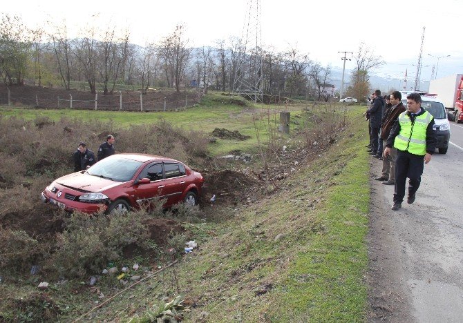 Samsun’da Otomobil Şarampole Yuvarlandı